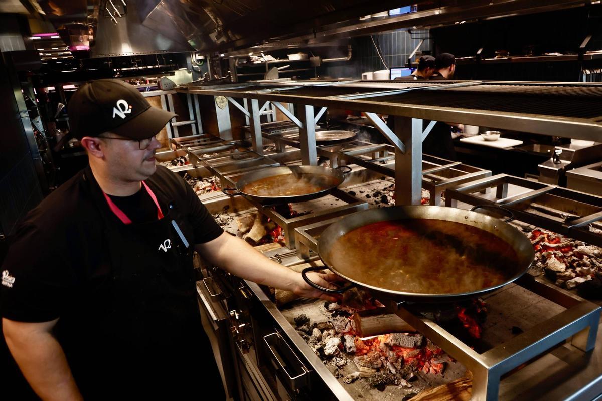 La paella es la seña de identidad de Poble Nou, en el Roig Arena