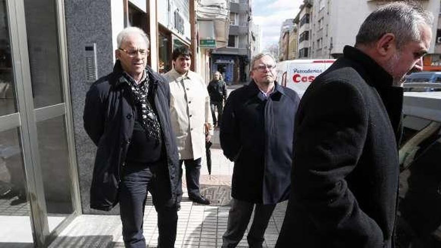 Por la izquierda, Francisco Zarracina, Constantino Álvarez y Alfonso Araujo, ayer, en el portal de la sede del PP de Avilés.