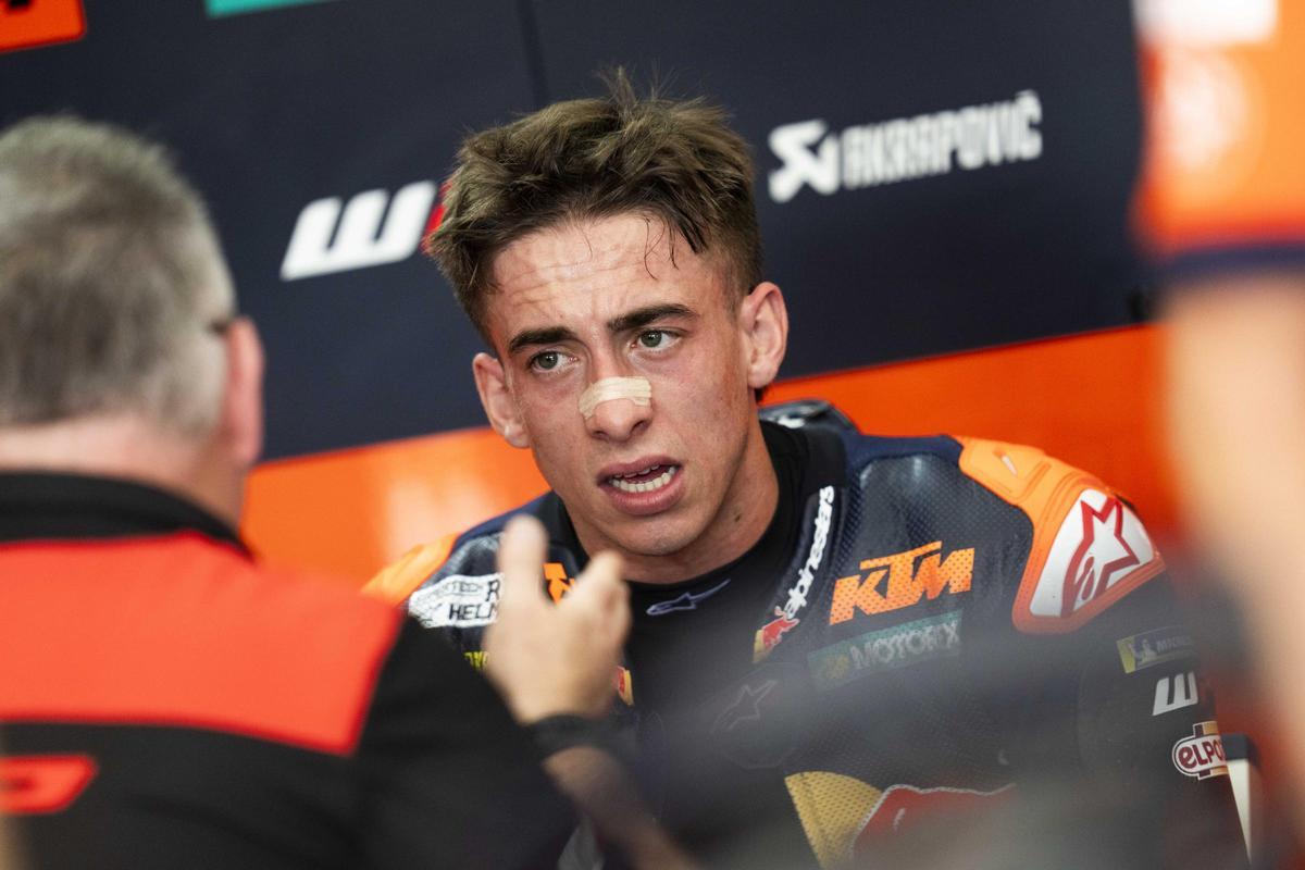 Pedro Acosta charla, ayer, con uno de sus técnicos, en el boxe de KTM en Sepang.