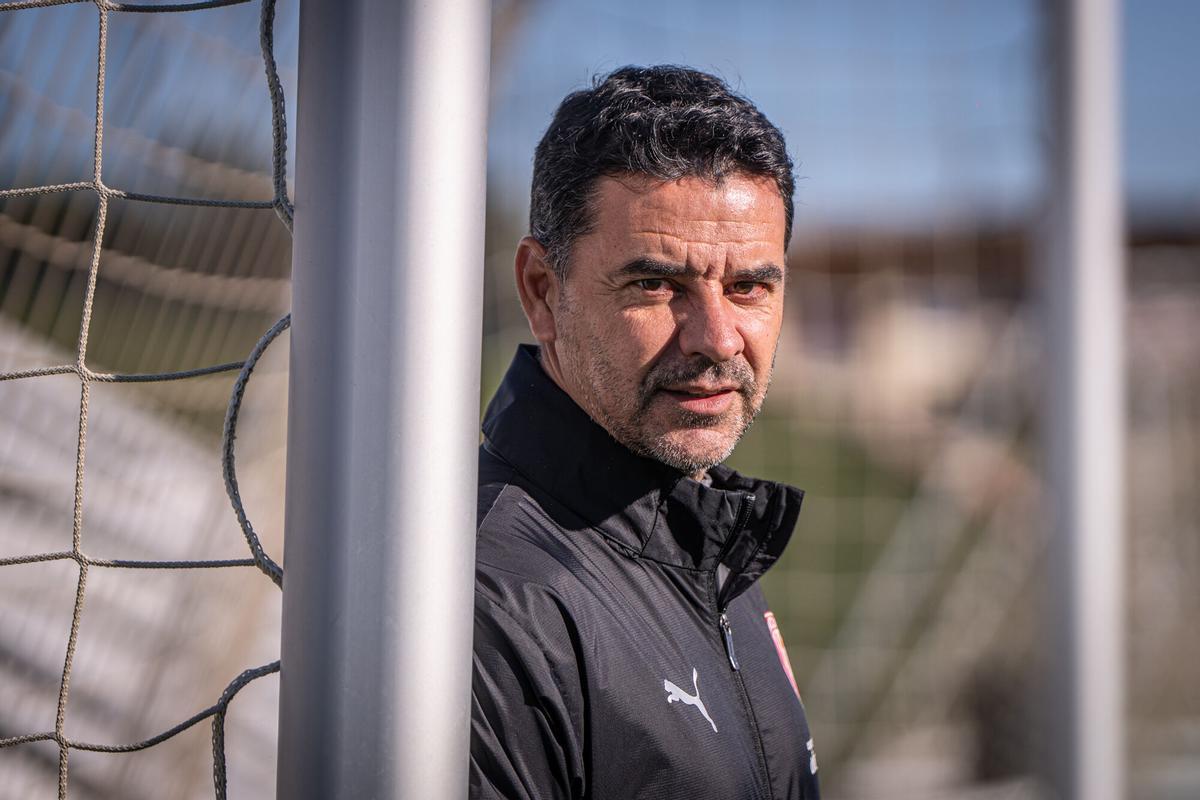 Míchel, junto a una de las porterías.