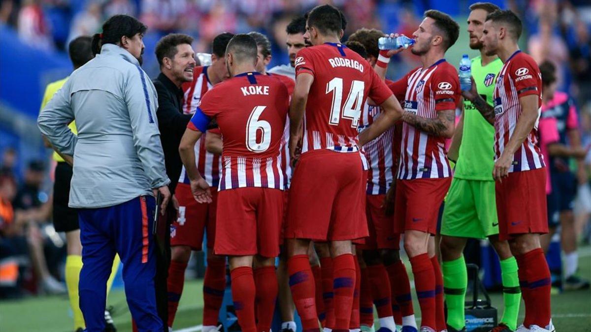 Simeone imparte instrucciones a sus discípulos desde la banda