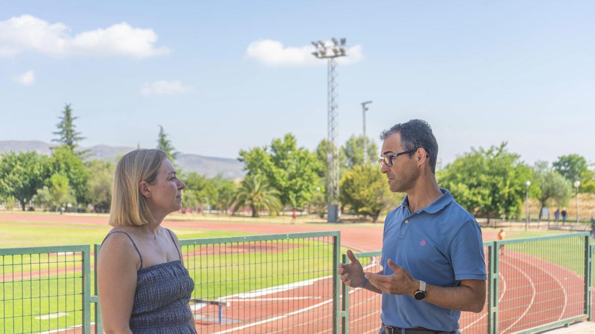 La vicepresidenta de la diputación, Natàlia Enguix, con el regidor de Deportes, Ferran Gandia.