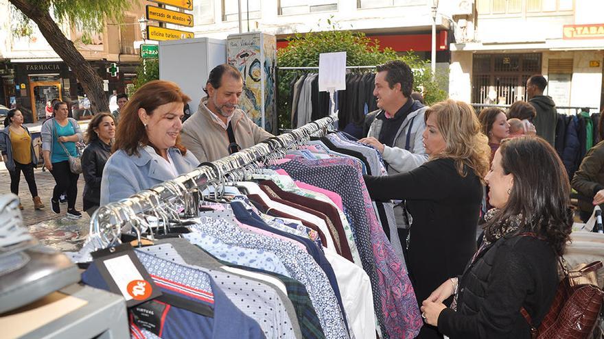 La concejala María Jesús López, junto a varios de sus compañeros, en la inauguración de la feria