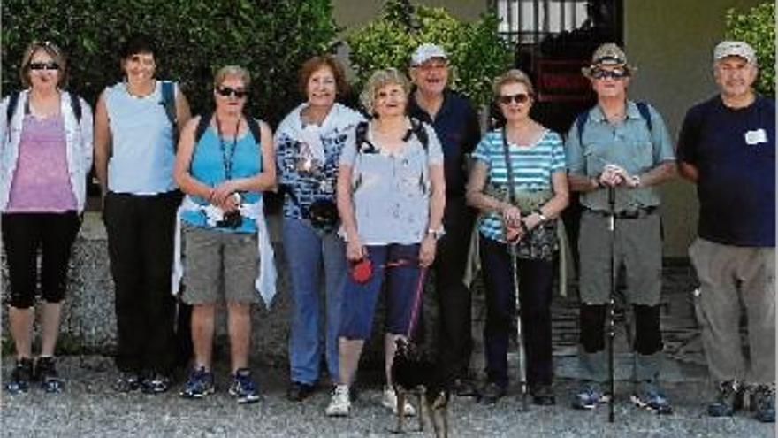 Participants a la caminada davant de l&#039;hostal Sant Bartomeu de la Valldan