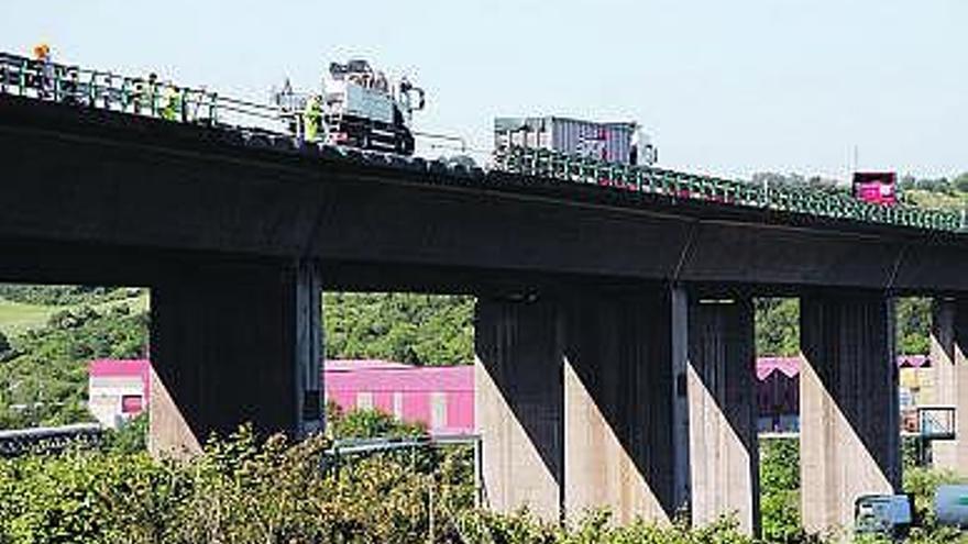 Reponen los guardarraíles del viaducto de Somonte