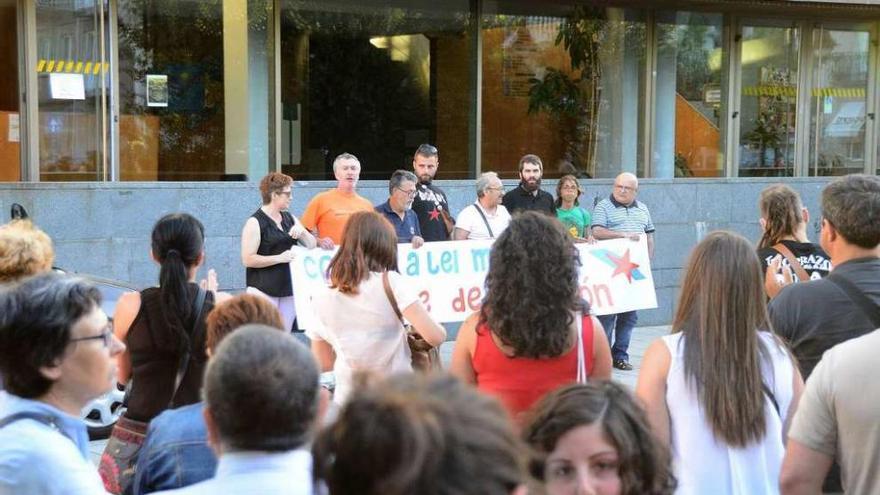 Cabeza de la concentración que tuvo lugar ayer en la Praza do Concello de Cangas, en la que aparece Andrés García Bastón (tercero por la derecha).  // Gonzalo Núñez