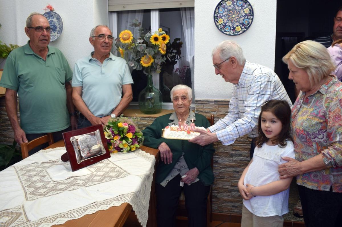 La fiesta de cumpleaños que organizó el Concello de Valga a Manuela Coira Cordo, esta mañana.