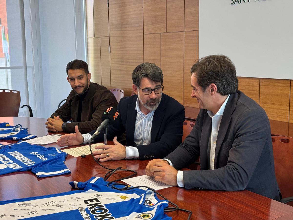 El alcalde Pachi Pascual conversa con Carlos Parodi con el concejal Ricardo Bernabéu tras él.