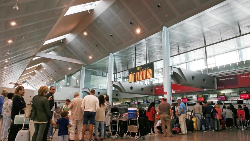 Pasajeros esperan a facturar sus maletas en el Aeropuerto de Vigo.