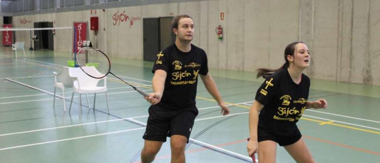 José Manuel Suárez y Laura Martínez durante un partido.