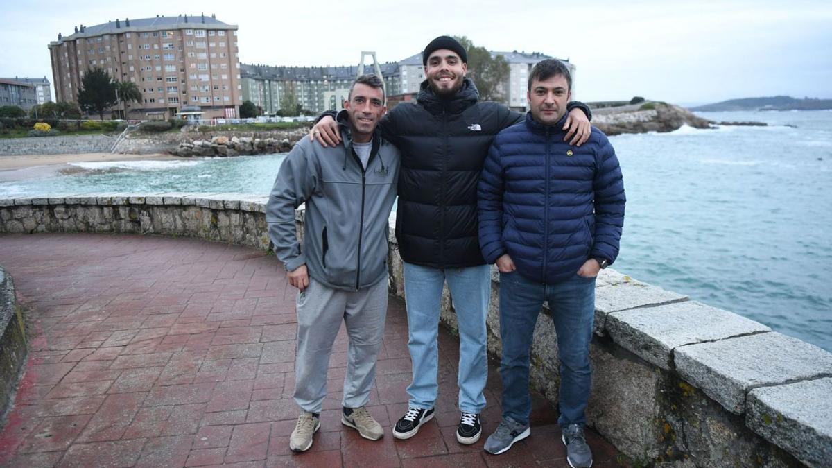 Los tres buceadores que encontraron la pistola junto al Club del Mar.   | // CARLOS PARDELLAS