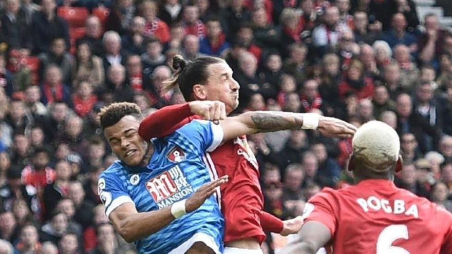 Brutal codazo de Ibrahimovic a un defensa del Bournemouth