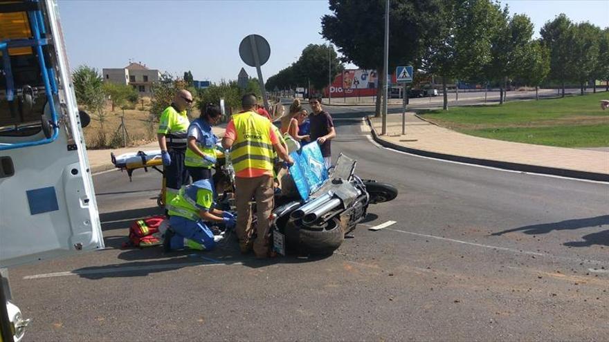 Un herido en una colisión entre una moto y un coche