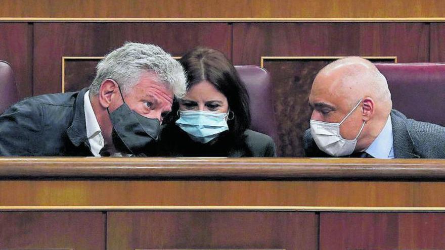 Pedro Quevedo, a la izquierda , durante el debate del proyecto de presupuestos generales del Estado para 2021 en el Congreso. | | EFE