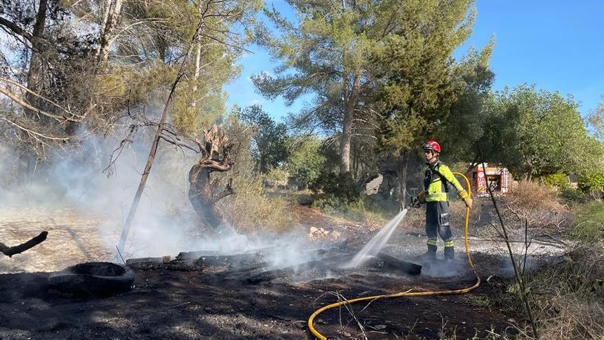 Los bomberos extinguen un pequeño fuego agrícola en Can Cristòfol