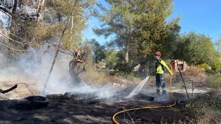 Los bomberos extinguen un pequeño incendio agrícola en Can Cristòfol