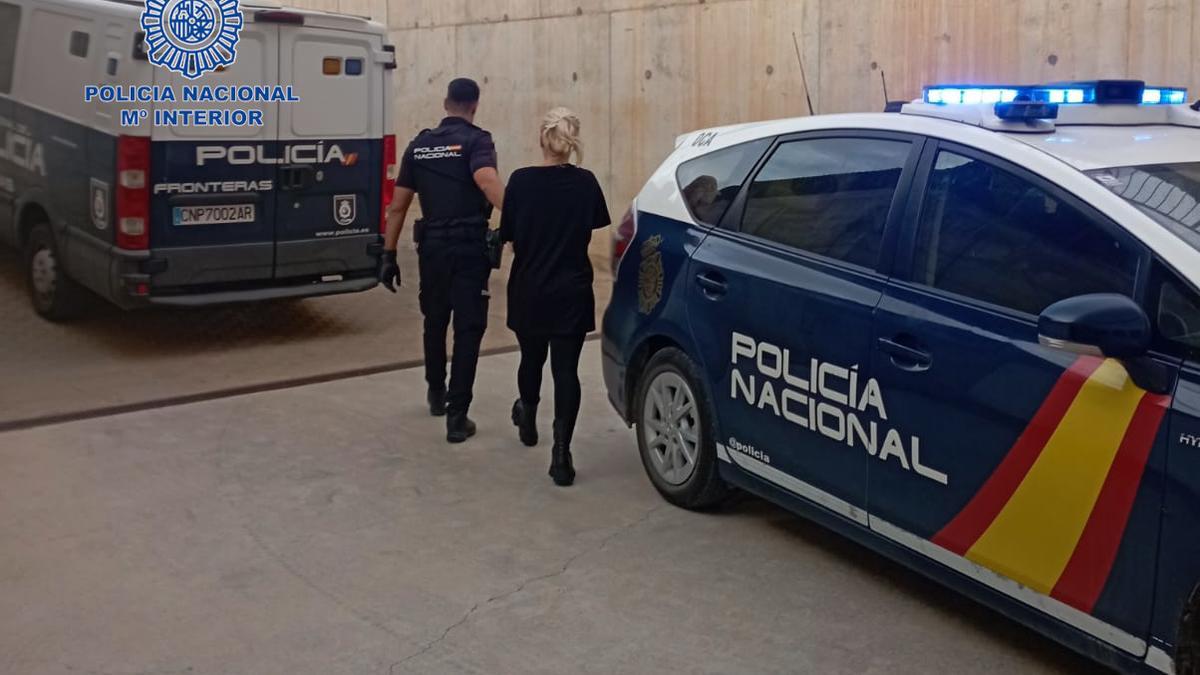 Una de las detenidas por un presunto robo de un reloj de lujo en Ibiza