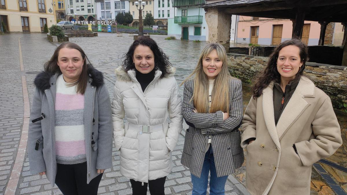 Jeniffer Freije, Marín Piedralba, Lorena Álvarez y Ena Mateos posan en el centro de San Martín de Oscos.