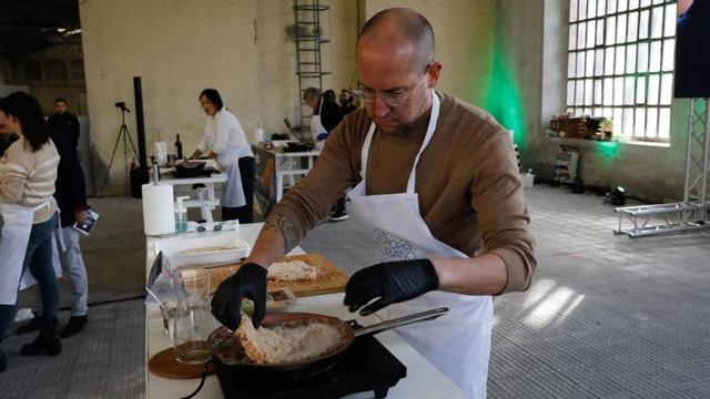El ganador del certamen, Rubén Espallargas, en plena elaboración de su cachopo. A la derecha, arriba, desarrollo del concurso; debajo, detalle del público. | Fernando Rodríguez