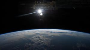 Observación de la Tierra tomada por la tripulación de la Expedición 35 a bordo de la ISS. El Sol y partes de la ISS están a la vista.