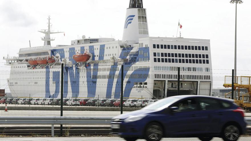 Uno de los barcos que dará alojamiento a la policía atracado en Tarragona. // Reuters