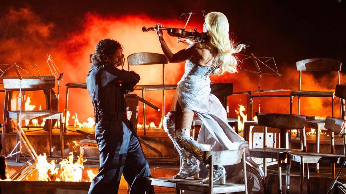 Los cantantes Linda Lampenius and Pete Parkkonen, representando a Finlandia con el tema 'Liekinheitin', en la primera semifinal de Eurovisión.