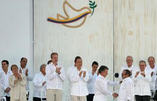 El Gobierno colombiano y las FARC sellan el final de 52 años de guerra