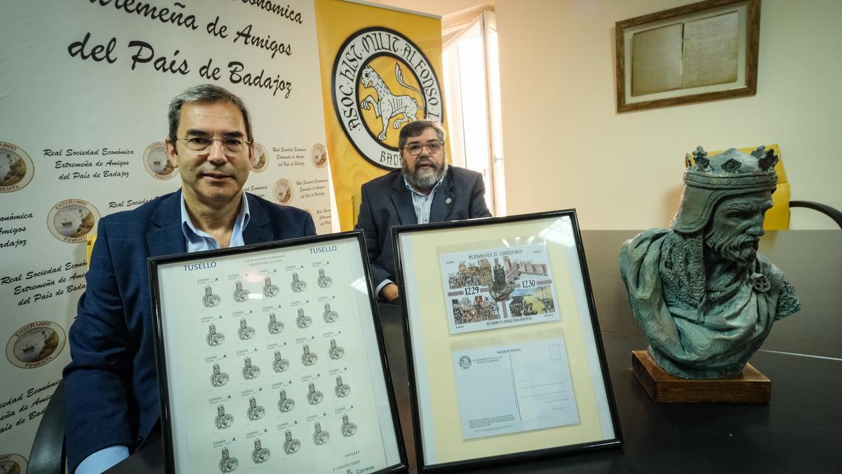 Carlos de Andrés y Jesús Caramazana presentan el sello y la postal, ayer.