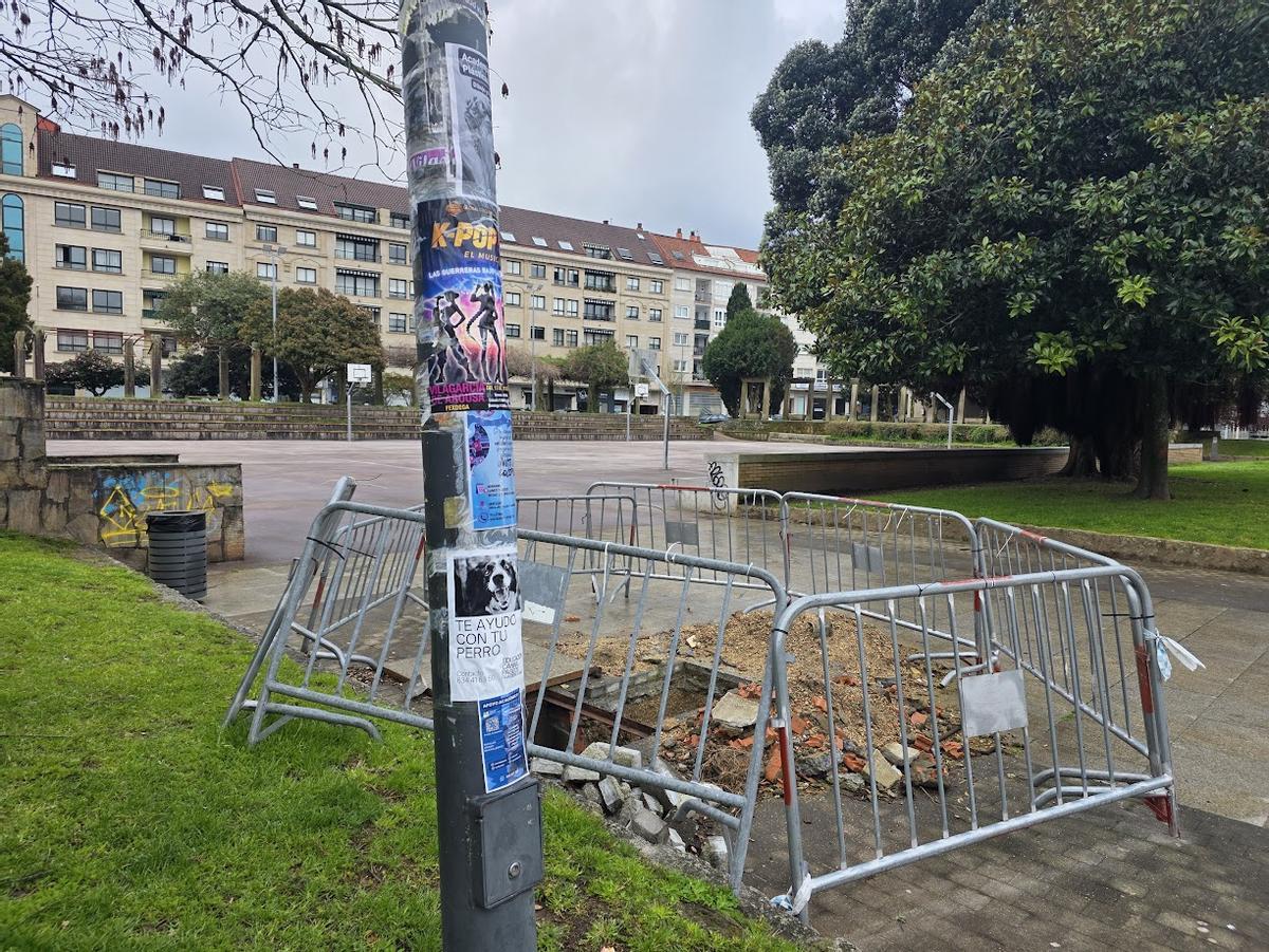 La pegada de carteles en paredes y mobiliario afea la ciduad.