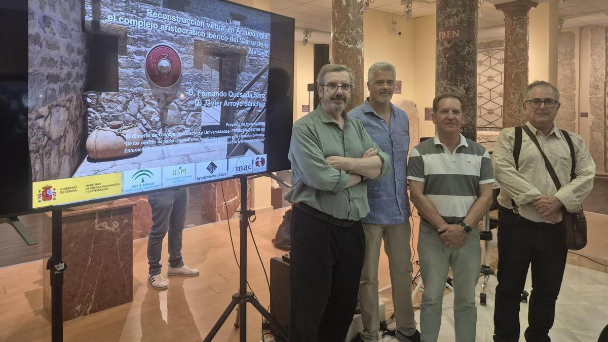 Fernando Quesada y Javier Arroyo (izquierda) junto a Francisco Casas, delegado municipal de Patrimonio, y Antonio Moreno, director del Museo Arqueológico Municipal.