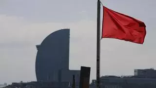 ¿Qué son los símbolos que aparecen en algunas banderas de las playas de Barcelona? Esta es la explicación