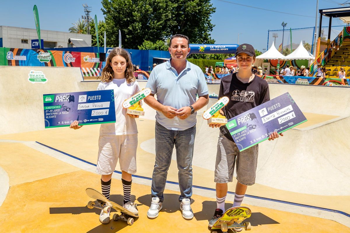 Bernabé Cano, junto a los ganadores la primera prueba de 2025 de las Iberdrola Skate Series, celebrada en el Skate Park de La Nucía.