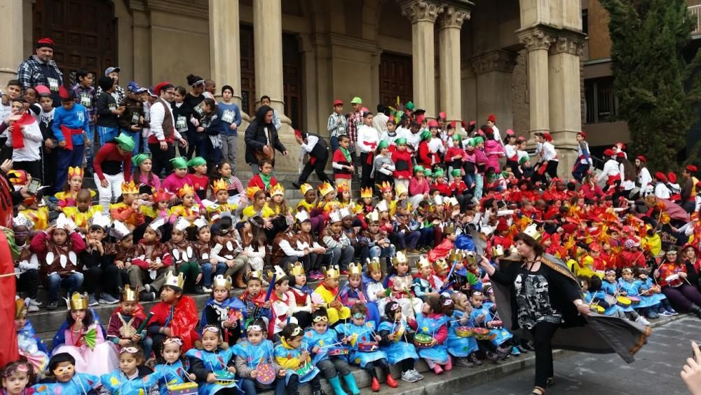 L'Escola Renaixença omple el Passeig de color