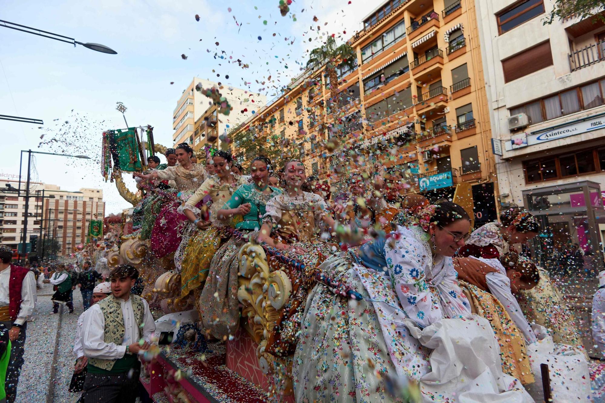 El confeti ha sido el protagonista del desfile.