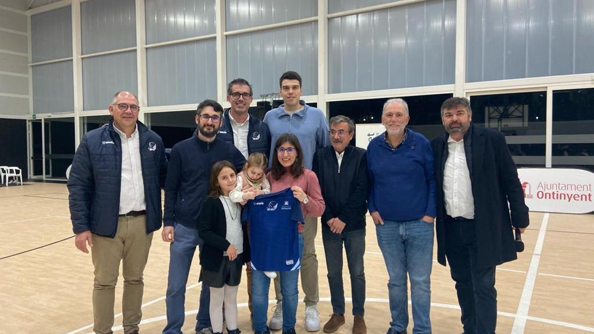 Integrantes del Ontinyent CB y de El Somni de Laia en el partido del año pasado.