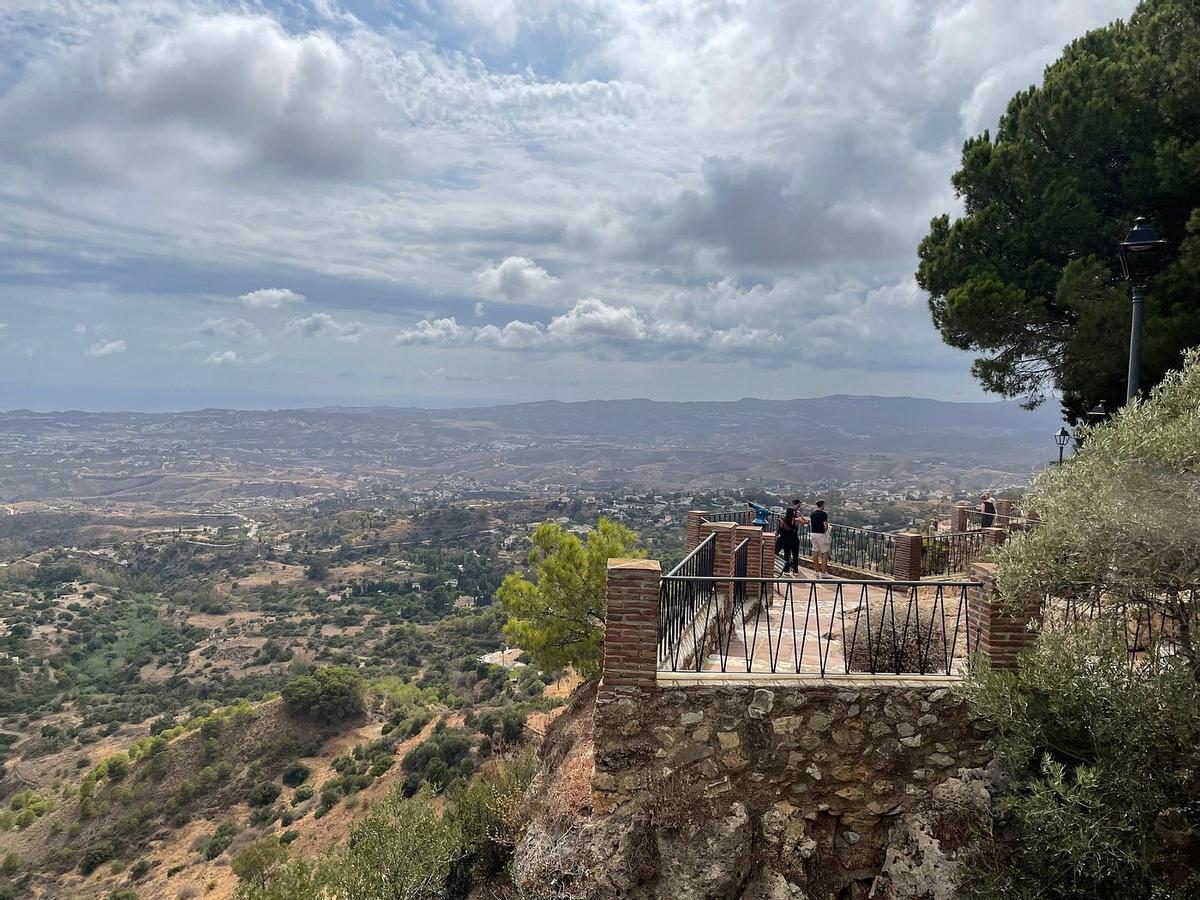 El Parque de la Muralla de Mijas, un entorno con una tirolina de 20 metros y un paseo entre murallas, cascadas y jardines botánicos