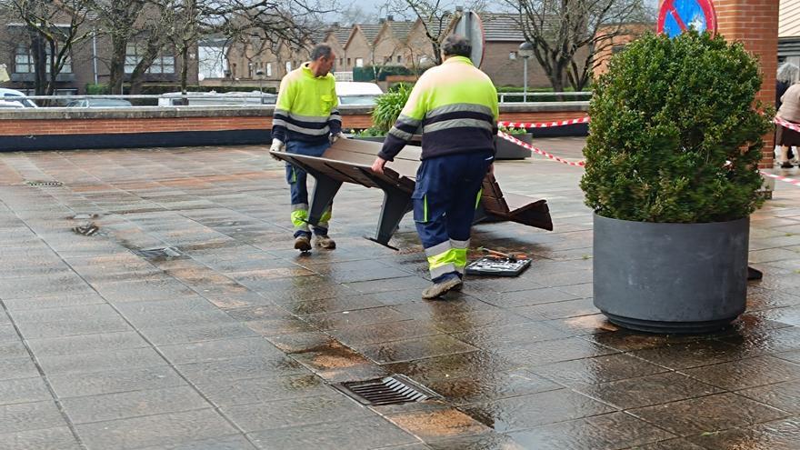 Comienza la retirada del mobiliario urbano de la Plaza Mayor de La Fresneda con el desanclaje de bancos y seis de las jardineras