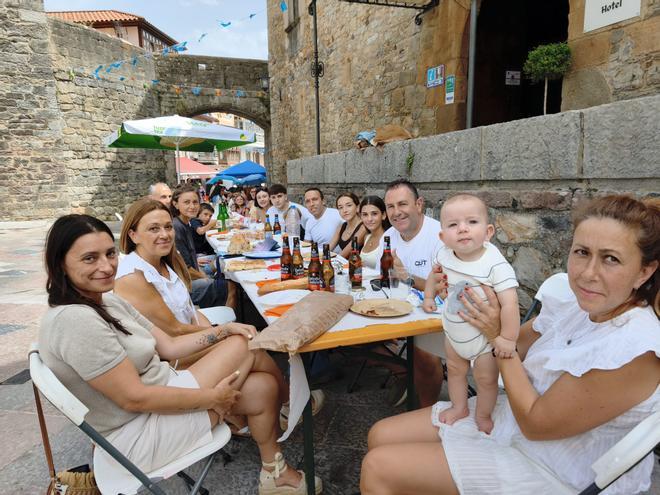 Más de mil personas disfrutan de la animada comida en la calle de Salas, en imágenes