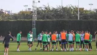 La expedición del Elche viaja este lunes en un vuelo chárter y pernocta en Cádiz