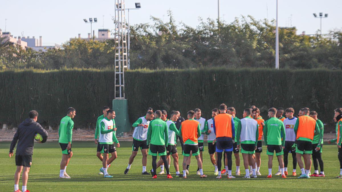 Los jugadores del Elche, durante un entrenamiento