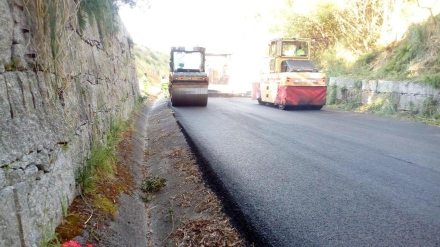 Trabajos, esta mañana, en el ramal de Cangas cerrado desde enero.