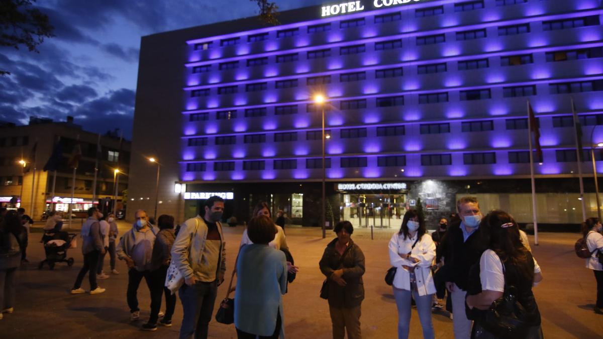 Familias de Autismo Córdoba se han reunido junto a la iluminación de azul del hotel Córdoba Center.