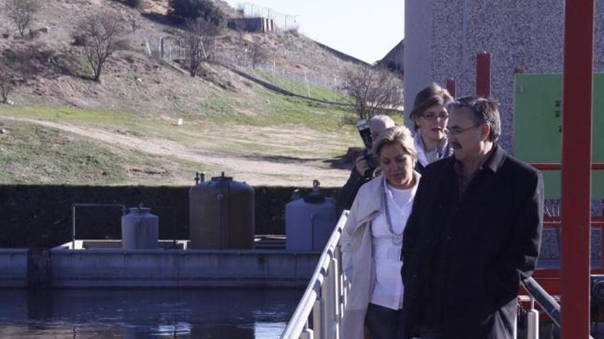 La depuradora de aguas residuales, durante una visita de las autoridades.