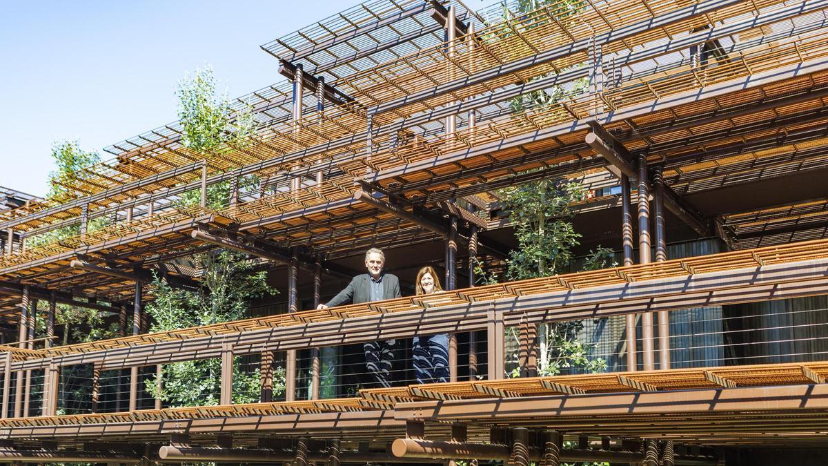 Toni Espinal i Janeta Camps a la terrassa de la primera planta de l’equipament La Parada
