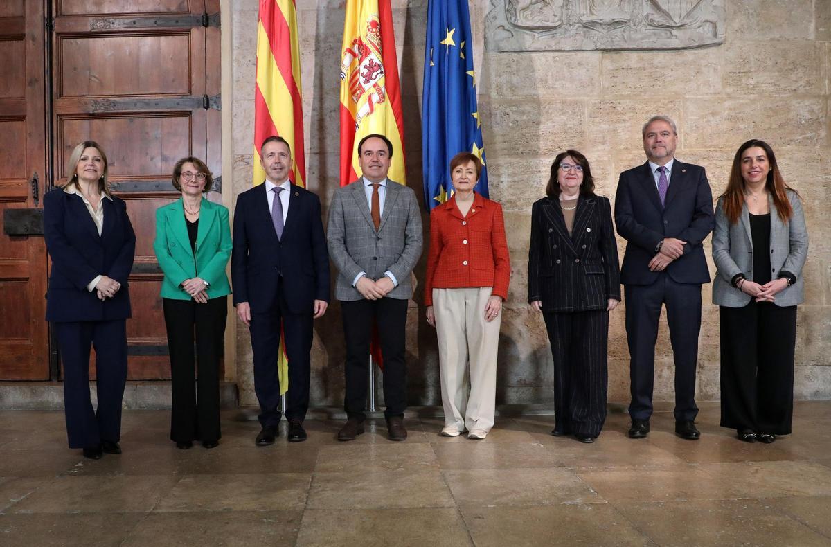 Pérez Llorca junto a los rectores de las cinco universidades.
