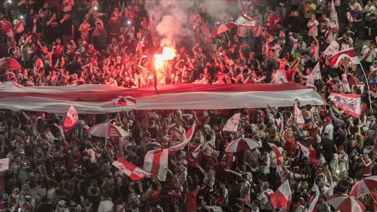 Fans del River Plate celebran el triunfo en Buenos Aires, el pasado domingo.