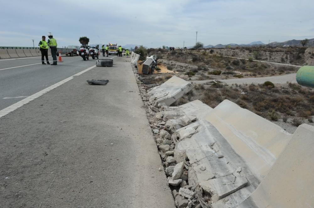 Herido el conductor de un camión en Lorca tras caer desde la autovía A-7 a una rambla