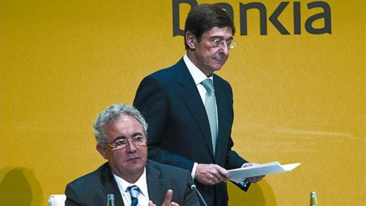 El exconsejero delegado de Bankia Francisco Verdú y el presidente del banco, J. I. Gorigolzarri, de pie.