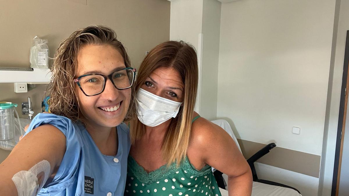 Andrea Cuenca junto a su tía y madrina Carmen, durante su ingreso hospitalario.