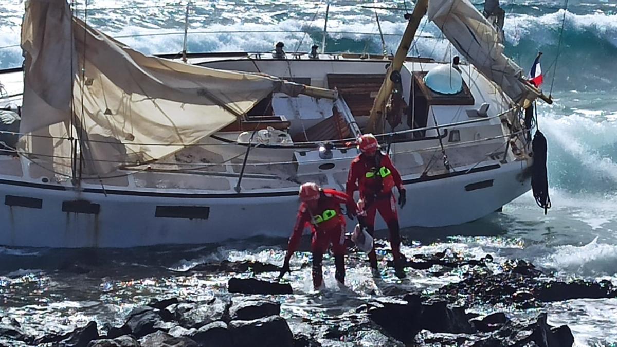 ÚLTIMA HORA: Un velero encalla en una cala de la zona turística de Puerto  del Carmen